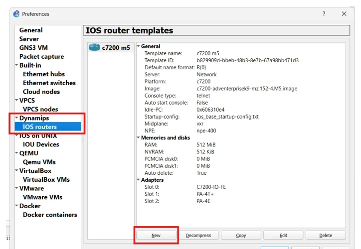 หน้าต่าง Preferences ของ GNS3 หัวข้อ IOS router templates แถบซ้ายมีกรอบสีแดงล้อมรอบหัวข้อ Dynamips และรายการย่อย IOS routers ที่ถูกเลือกอยู่ ตรงกลางมีไอคอน template ชื่อ c7200 m5 ด้านขวาแสดงรายละเอียดสามกลุ่ม กลุ่ม General ระบุ Template name c7200 m5, Server Network, Platform c7200, Image c7200-adventerprisek9-mz.152-4.M5.image, Console type telnet, Idle-PC 0x606310e4 กลุ่ม Memories and disks ระบุ RAM 512 MiB และ NVRAM 512 KiB กลุ่ม Adapters ระบุ Slot 0 เป็น C7200-IO-FE, Slot 1 เป็น PA-4T+ และ Slot 2 เป็น PA-4E ด้านล่างมีปุ่มแถวเดียวกันคือ New ที่มีกรอบแดงล้อม, Decompress, Copy, Edit และ Delete