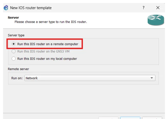 กล่องโต้ตอบ New IOS router template ขั้นตอน Server มีข้อความว่า Please choose a server type to run the IOS router ในกลุ่ม Server type มีปุ่มตัวเลือกสามอัน คือ Run this IOS router on a remote computer ซึ่งถูกเลือกอยู่และมีกรอบสีแดงล้อม, Run this IOS router on the GNS3 VM ที่จางใช้ไม่ได้ และ Run this IOS router on my local computer ด้านล่างเป็นกลุ่ม Remote server มีดรอปดาวน์ Run on ตั้งค่าไว้ที่ Network