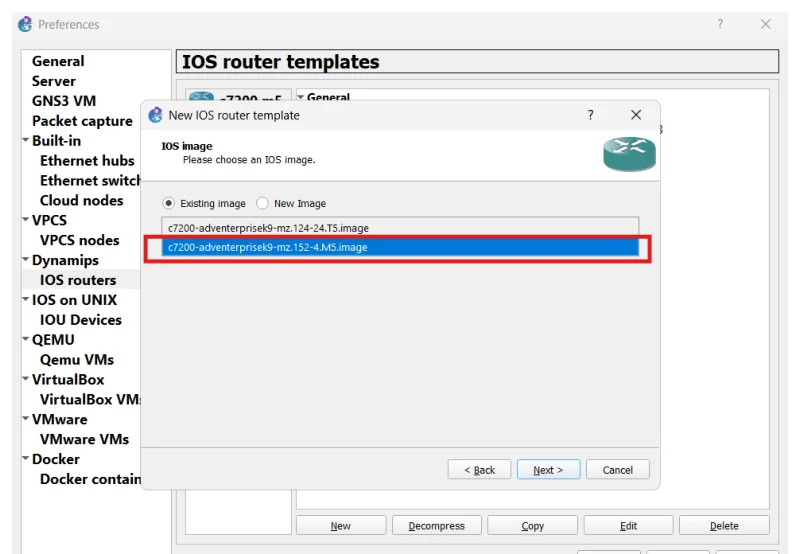 กล่องโต้ตอบ New IOS router template ขั้นตอน IOS image ซ้อนอยู่บนหน้าต่าง Preferences หัวข้อ IOS router templates มีข้อความว่า Please choose an IOS image มีปุ่มตัวเลือก Existing image ที่ถูกเลือกอยู่ กับ New Image ด้านล่างเป็นรายการไฟล์สองบรรทัด บรรทัดแรกคือ c7200-adventerprisek9-mz.124-24.T5.image บรรทัดที่สองคือ c7200-adventerprisek9-mz.152-4.M5.image ซึ่งถูกไฮไลต์เป็นแถบสีน้ำเงินและมีกรอบสีแดงล้อมรอบ ด้านล่างมีปุ่ม Back, Next และ Cancel