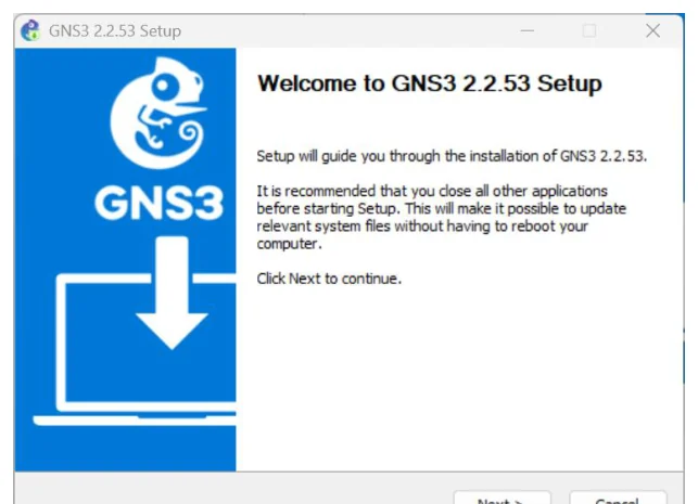 หน้าต่างติดตั้งของ Windows ชื่อ GNS3 2.2.53 Setup ด้านซ้ายเป็นแถบสีน้ำเงินมีโลโก้กิ้งก่า GNS3 กับลูกศรชี้ลงเข้าโน้ตบุ๊ก ด้านขวาเป็นข้อความ Welcome to GNS3 2.2.53 Setup อธิบายว่าตัวติดตั้งจะพาไปทีละขั้นและแนะนำให้ปิดโปรแกรมอื่นก่อน ปิดท้ายด้วยประโยค Click Next to continue มีปุ่ม Next และ Cancel อยู่มุมล่างขวา