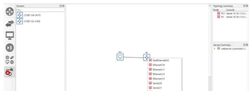 หน้าจอ GNS3 ระหว่างลากสาย แผงซ้ายชื่อ Routers มีรายการ c7200 124-24.T5 และ c7200 152-4.M5 ไอคอนล่างสุดของแถบ Node Type เป็นรูปสายเชื่อมที่มีเครื่องหมายกากบาทสีแดงแปลว่ากำลังอยู่ในโหมดลากสาย ตรงกลางมี PC1 ต่อเส้นตรงไปยัง R1 แล้ว และจาก R1 มีเมนูรายการพอร์ตกางลงมา แสดงรายชื่อพอร์ตเรียงกันคือ FastEthernet0/0, Ethernet1/0, Ethernet1/1, Ethernet1/2, Ethernet1/3, Serial2/0 และ Serial2/1 แต่ละบรรทัดมีไอคอนสี่เหลี่ยมสีแดงนำหน้า