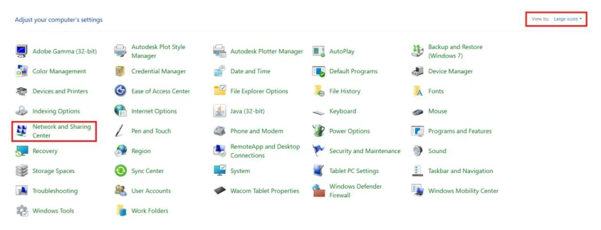 หน้าต่าง Control Panel ของ Windows แบบมุมมองไอคอนใหญ่ หัวข้อด้านบนเขียนว่า Adjust your computer's settings มุมขวาบนมีกรอบสีแดงล้อมข้อความ View by Large icons ในพื้นที่หลักมีไอคอนเรียงเป็นตารางหลายแถว เช่น Adobe Gamma, AutoPlay, Color Management, Credential Manager, Date and Time, Default Programs, Device Manager, Devices and Printers, File Explorer Options, Fonts, Internet Options, Java, Keyboard, Mouse โดยมีกรอบสีแดงล้อมไอคอน Network and Sharing Center ทางซ้าย และมองเห็น Windows Defender Firewall อยู่ในตารางด้วย