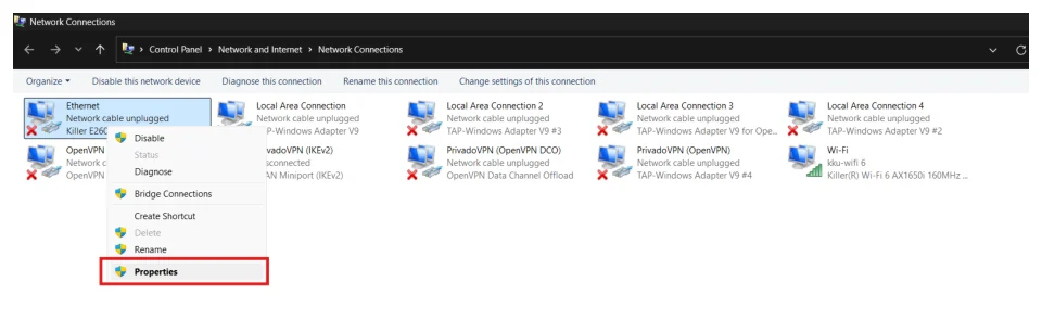 หน้าต่าง Network Connections ของ Windows ที่ผู้ใช้คลิกขวาที่การ์ด Ethernet ตัวแรกซึ่งถูกไฮไลต์เป็นแถบสีน้ำเงิน เมนูคลิกขวากางลงมาแสดงรายการ Disable, Status ที่จางอยู่, Diagnose, Bridge Connections, Create Shortcut, Delete ที่จางอยู่, Rename และ Properties ซึ่งเป็นบรรทัดล่างสุดและมีกรอบสีแดงล้อมรอบ แถบเครื่องมือด้านบนแสดงคำสั่ง Disable this network device, Diagnose this connection, Rename this connection และ Change settings of this connection