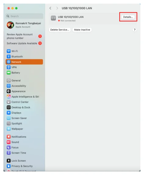 หน้าต่าง System Settings ของ macOS หน้าย่อยชื่อ USB 10/100/1000 LAN มีลูกศรย้อนกลับด้านบน ในหน้ามีแถวเดียวคือไอคอนพอร์ตกับข้อความ USB 10/100/1000 LAN สถานะ Not connected เป็นจุดแดง ทางขวาของแถวมีปุ่ม Details ที่มีกรอบสีแดงล้อมรอบ ใต้แถวมีปุ่ม Delete Service และ Make Inactive แถบซ้ายยังเป็นรายการหมวดตั้งค่าเดิมโดย Network ถูกไฮไลต์เป็นแถบสีส้ม