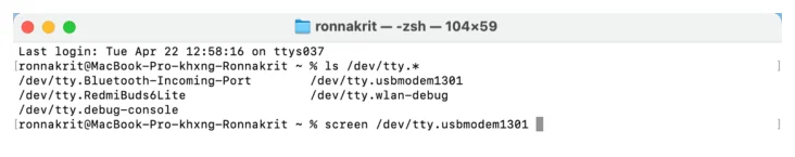 หน้าต่าง Terminal ของ macOS ธีมสว่าง แถบหัวหน้าต่างมีปุ่มวงกลมแดง เหลือง เขียว และเขียนว่า zsh ขนาด 104 คูณ 59 บรรทัดแรกเขียนว่า Last login วันอังคารที่ 22 เมษายน เวลา 12:58:16 บน ttys037 บรรทัดถัดมาเป็น prompt ตามด้วยคำสั่ง ls /dev/tty แล้วผลลัพธ์แสดงเป็นสองคอลัมน์ คอลัมน์ซ้ายมี /dev/tty.Bluetooth-Incoming-Port, /dev/tty.RedmiBuds6Lite และ /dev/tty.debug-console คอลัมน์ขวามี /dev/tty.usbmodem1301 และ /dev/tty.wlan-debug บรรทัดสุดท้ายเป็น prompt ตามด้วยคำสั่ง screen /dev/tty.usbmodem1301 พร้อมเคอร์เซอร์กะพริบ